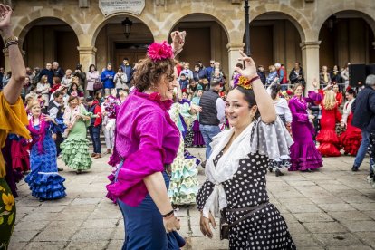 La Plaza Mayor fue el escenario para bailar sevillanas