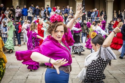 La Plaza Mayor fue el escenario para bailar sevillanas