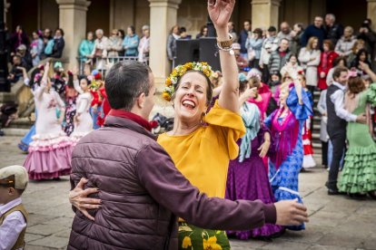 La Plaza Mayor fue el escenario para bailar sevillanas