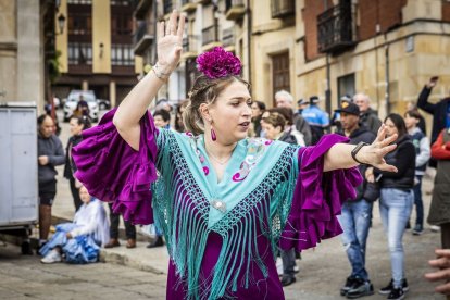 La Plaza Mayor fue el escenario para bailar sevillanas