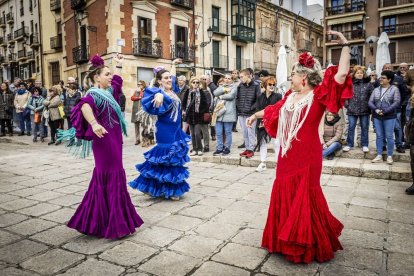 La Plaza Mayor fue el escenario para bailar sevillanas
