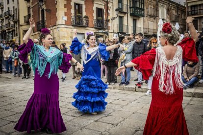 La Plaza Mayor fue el escenario para bailar sevillanas