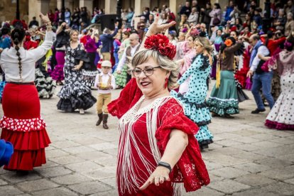 La Plaza Mayor fue el escenario para bailar sevillanas