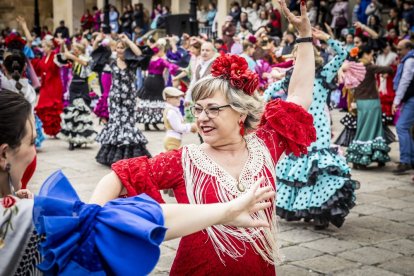 La Plaza Mayor fue el escenario para bailar sevillanas