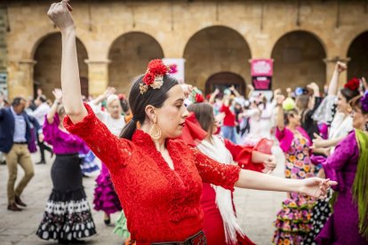 La Plaza Mayor fue el escenario para bailar sevillanas