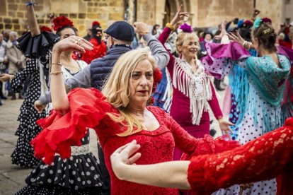 La Plaza Mayor fue el escenario para bailar sevillanas