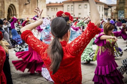 La Plaza Mayor fue el escenario para bailar sevillanas