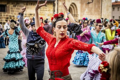 La Plaza Mayor fue el escenario para bailar sevillanas