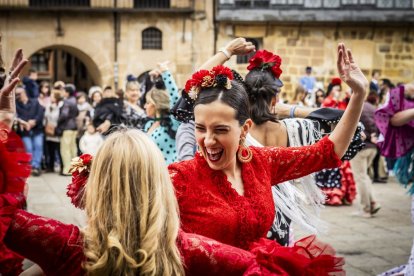 La Plaza Mayor fue el escenario para bailar sevillanas