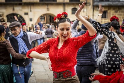 La Plaza Mayor fue el escenario para bailar sevillanas