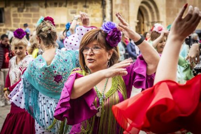 La Plaza Mayor fue el escenario para bailar sevillanas