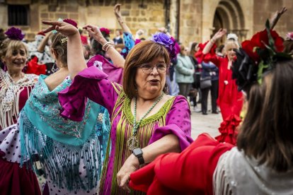 La Plaza Mayor fue el escenario para bailar sevillanas