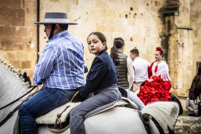La Plaza Mayor fue el escenario para bailar sevillanas