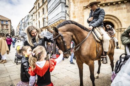 La Plaza Mayor fue el escenario para bailar sevillanas