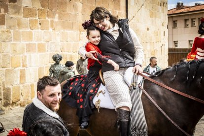 La Plaza Mayor fue el escenario para bailar sevillanas