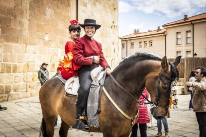 La Plaza Mayor fue el escenario para bailar sevillanas