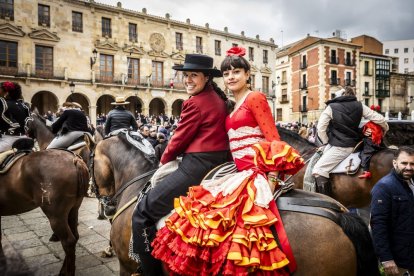 La Plaza Mayor fue el escenario para bailar sevillanas