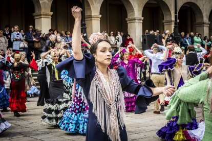 La Plaza Mayor fue el escenario para bailar sevillanas
