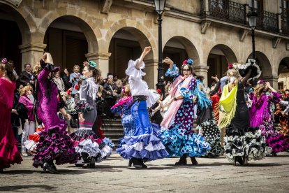 La Plaza Mayor fue el escenario para bailar sevillanas