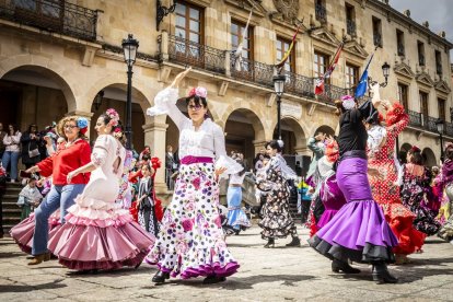 La Plaza Mayor fue el escenario para bailar sevillanas