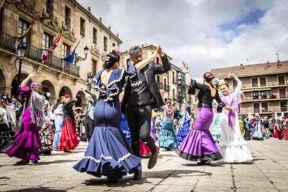 La Plaza Mayor fue el escenario para bailar sevillanas