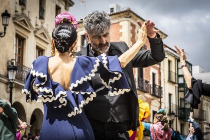 La Plaza Mayor fue el escenario para bailar sevillanas