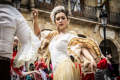 La Plaza Mayor fue el escenario para bailar sevillanas