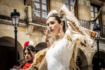 La Plaza Mayor fue el escenario para bailar sevillanas