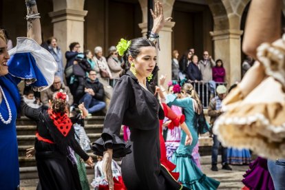 La Plaza Mayor fue el escenario para bailar sevillanas