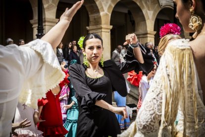 La Plaza Mayor fue el escenario para bailar sevillanas