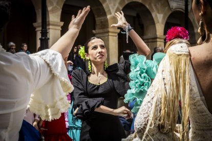 La Plaza Mayor fue el escenario para bailar sevillanas