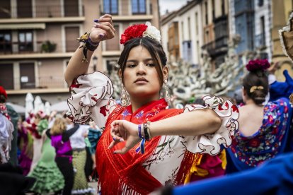 La Plaza Mayor fue el escenario para bailar sevillanas