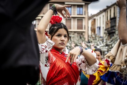 La Plaza Mayor fue el escenario para bailar sevillanas