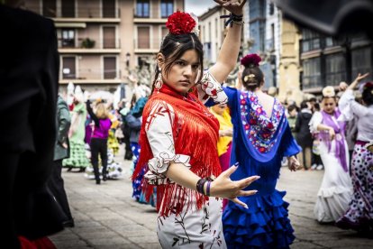 La Plaza Mayor fue el escenario para bailar sevillanas