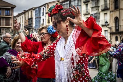 La Plaza Mayor fue el escenario para bailar sevillanas