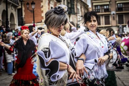 La Plaza Mayor fue el escenario para bailar sevillanas