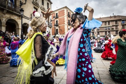 La Plaza Mayor fue el escenario para bailar sevillanas