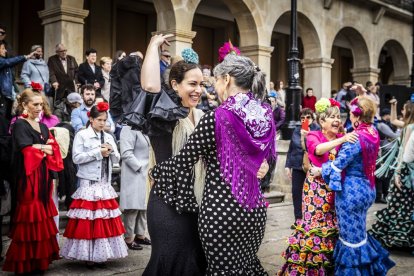 La Plaza Mayor fue el escenario para bailar sevillanas