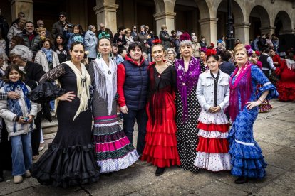 La Plaza Mayor fue el escenario para bailar sevillanas