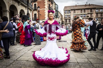 La Plaza Mayor fue el escenario para bailar sevillanas