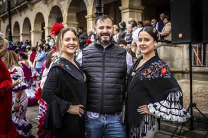La Plaza Mayor fue el escenario para bailar sevillanas