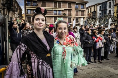 La Plaza Mayor fue el escenario para bailar sevillanas