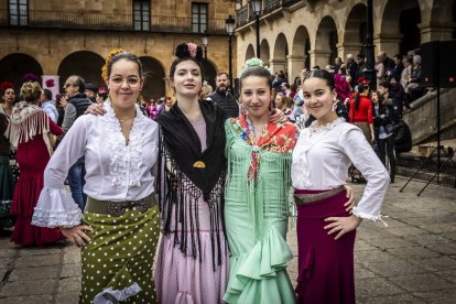 La Plaza Mayor fue el escenario para bailar sevillanas