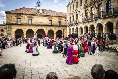 La Plaza Mayor fue el escenario para bailar sevillanas