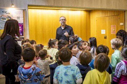 El cuento musicalizado Guapa se representó para medio millar niños