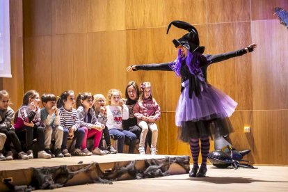 El cuento musicalizado Guapa se representó para medio millar niños