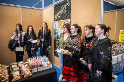 La feria regresa a La Arboleda con la habitual presencia del campo pero también de alimentación, motor o artesanía.
