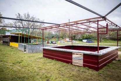 El monte Valonsadero se prepara para recibir a miles de sorianos y visitantes con la instalación de los tradicionales chiringuitos.