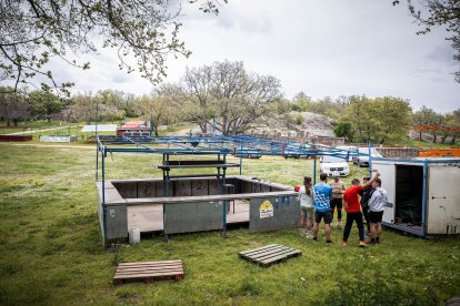 El monte Valonsadero se prepara para recibir a miles de sorianos y visitantes con la instalación de los tradicionales chiringuitos.