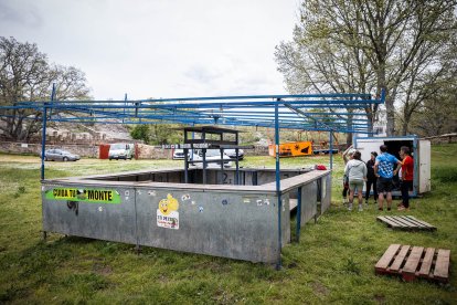 El monte Valonsadero se prepara para recibir a miles de sorianos y visitantes con la instalación de los tradicionales chiringuitos.